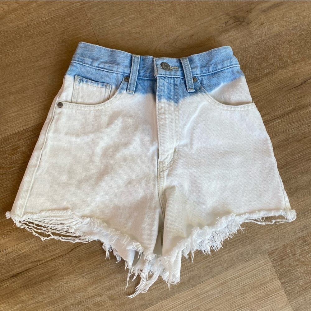 Levi’s high waisted mom short